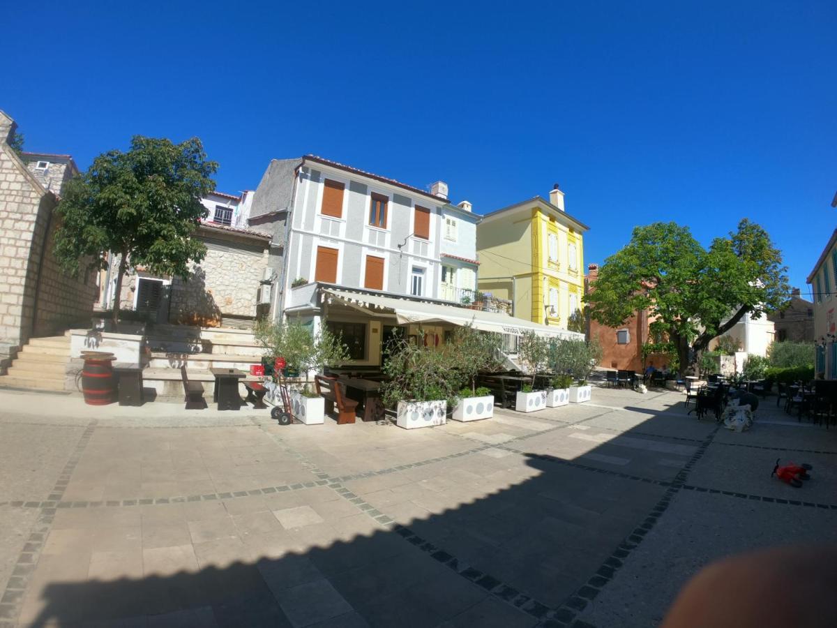 Apartmani Majetic Omisalj Bagian luar foto