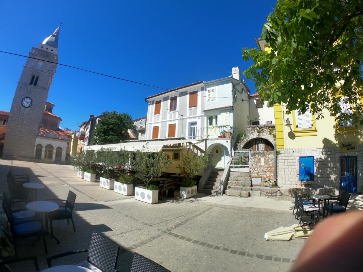 Apartmani Majetic Omisalj Bagian luar foto